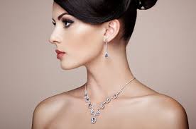 Apakah Kalung Berlian Simple dan Elegan Cocok untuk Segala Usia? Yuk Kita Cari Tahu